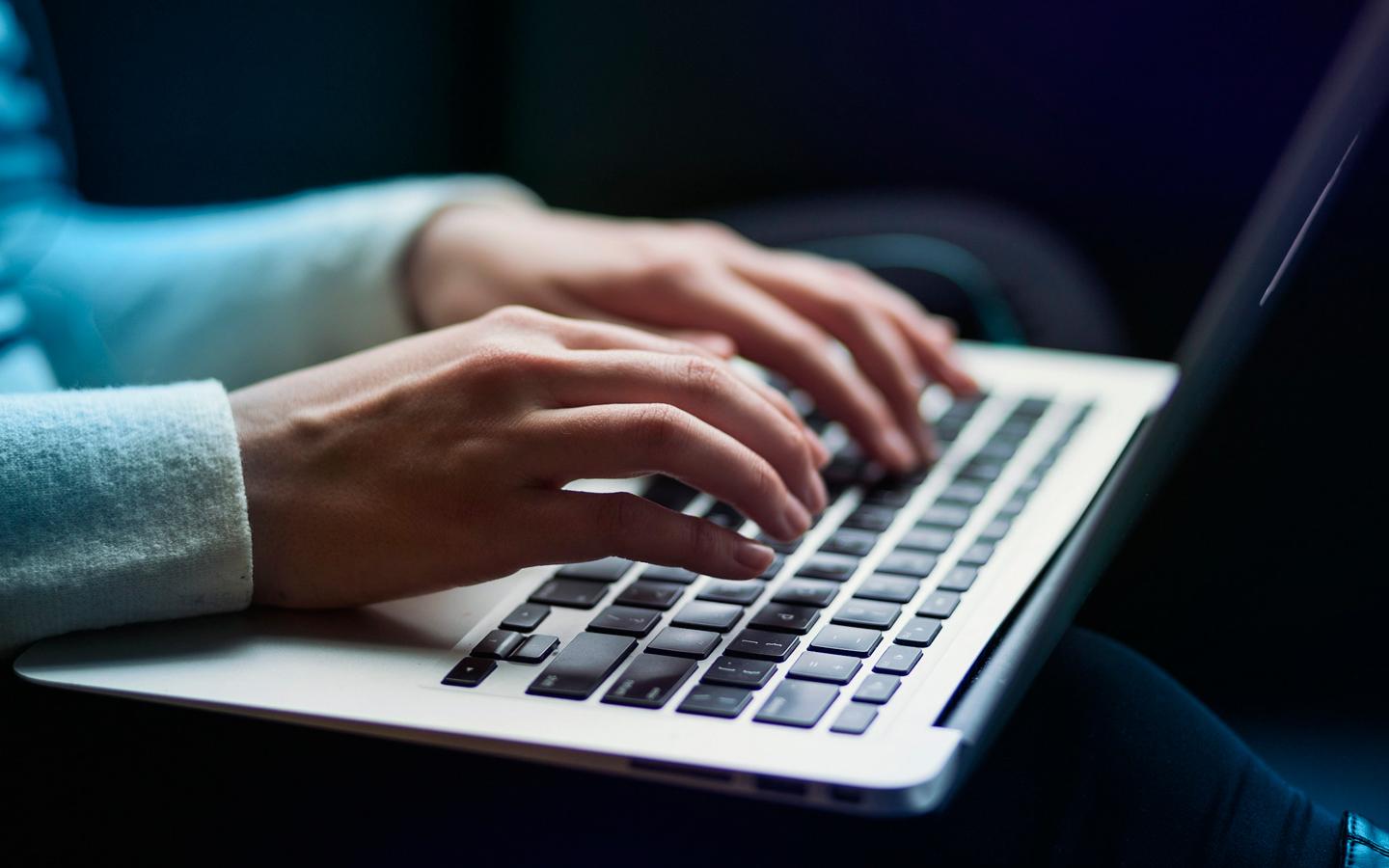 mani che digitano tastiera pc