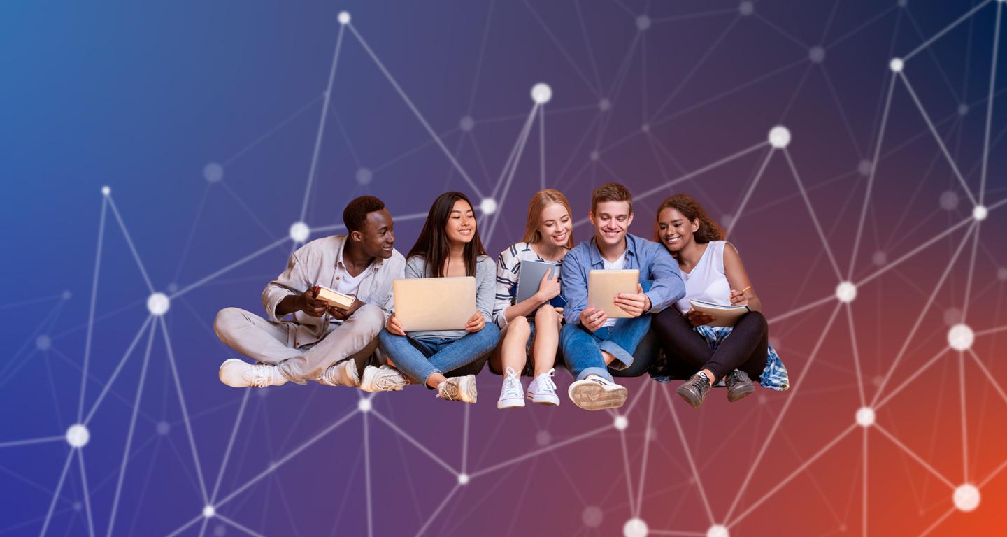 studenti seduti a terra che guardano pc e tablet