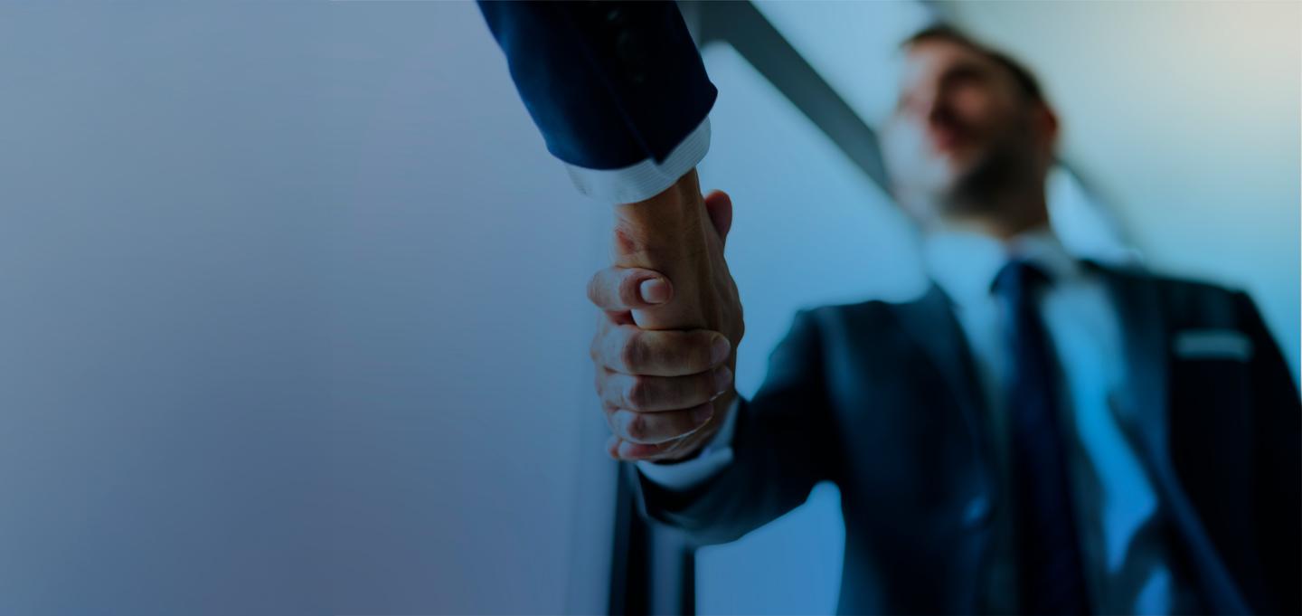 professionisti che si danno la mano per presentarsi