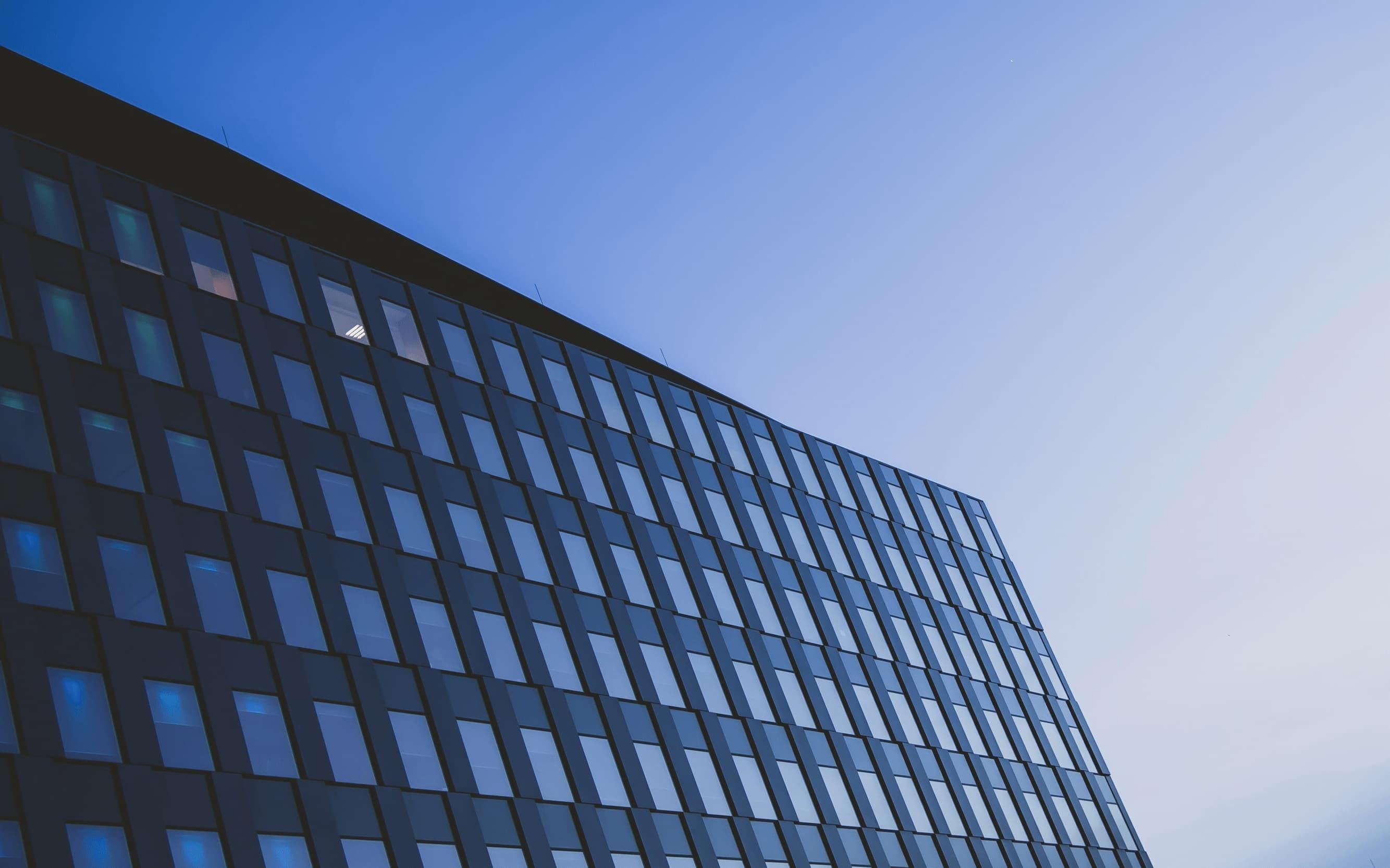 facciata in vetro di un palazzo