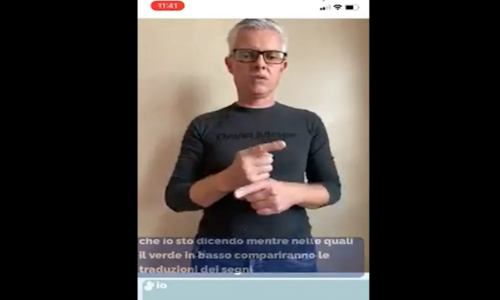 Emanuele Chiusaroli di Handy Signs mentre parla la lingua dei segni