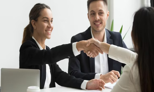 Una donna stringe la mano a un'altra donna mentre fa un colloquio di lavoro