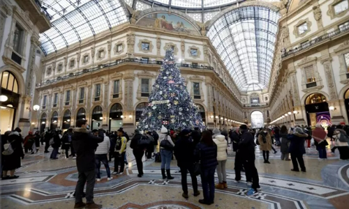 galleria di Milano gente mentre fa shopping