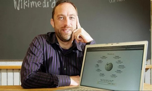 Jimmy Wales, cofondatore di Wikipedia, in una foto del 2006